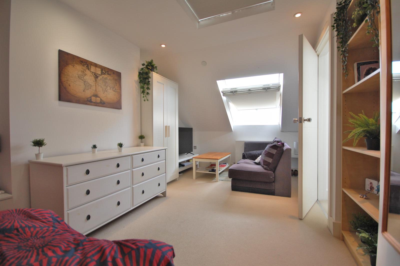 4 bed property in Finsbury Road, London